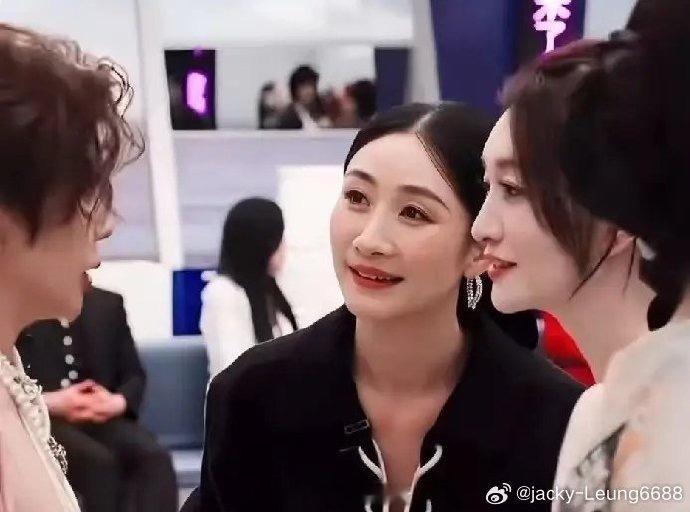 李小冉看王濛的眼神好宠谁能懂李小冉看王濛时，眼底藏不住的温柔与宠溺！《乘风202