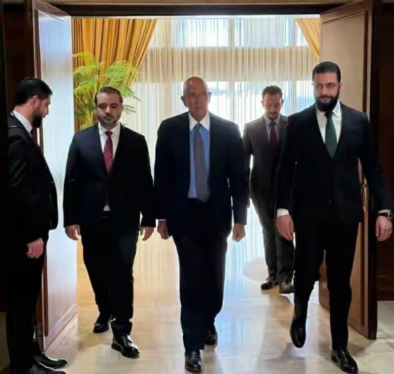 朱拉尼走路架势很厉害，狼行鹰顾，眼神凶狠，绝对是萨达姆和卡扎菲这样的狠角色。
别