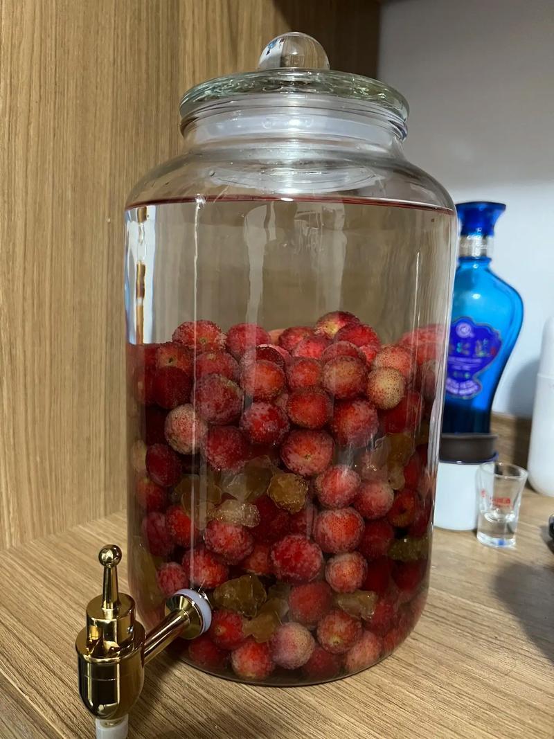 杨梅泡酒能存放多久？
       这取决于具体情况。自制杨梅酒未添加防腐剂，一