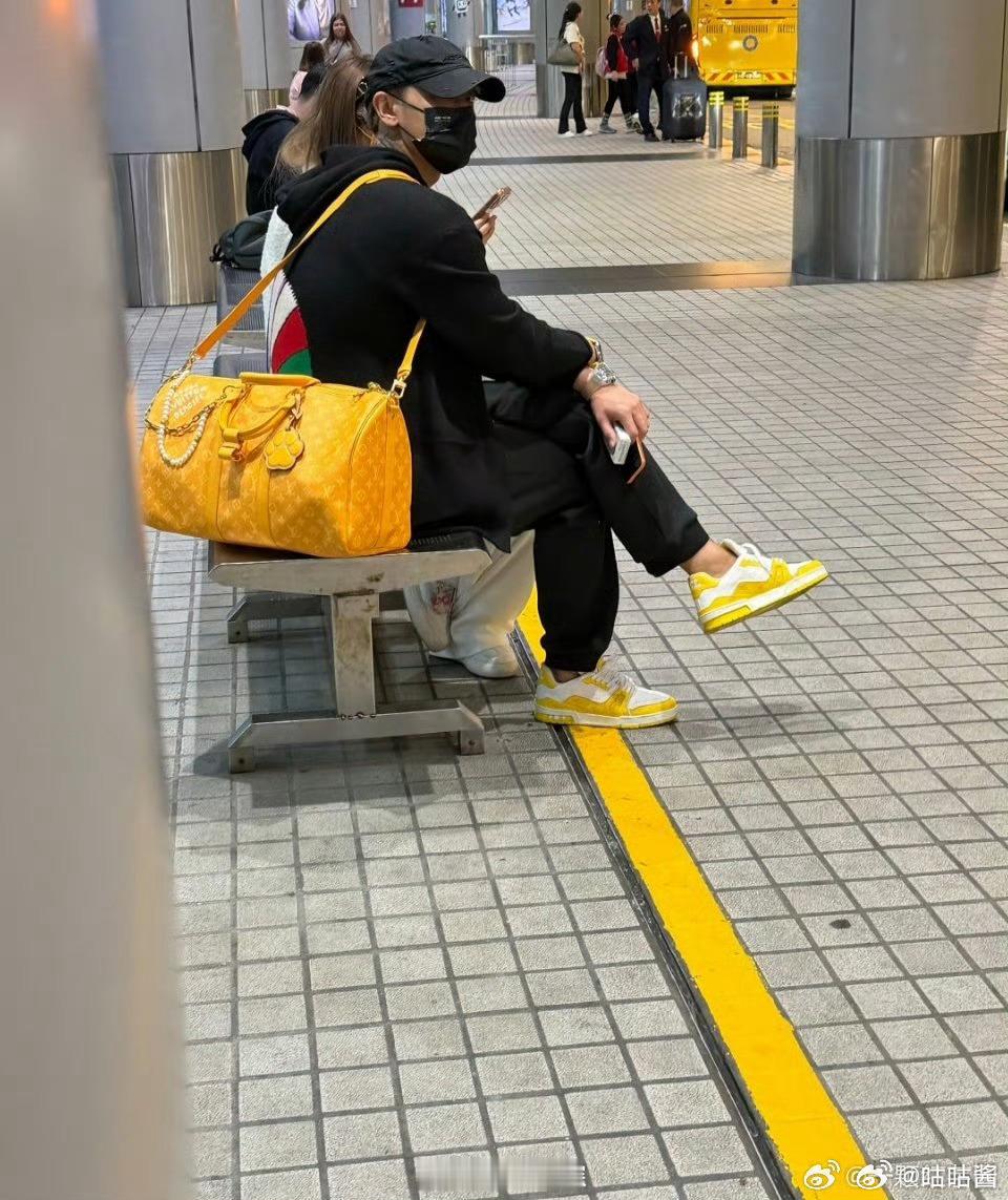 黄子韬徐艺洋去看王鹤棣演唱会了黄子韬徐艺洋到澳门看王鹤棣演唱会 估计是妇唱夫随哈