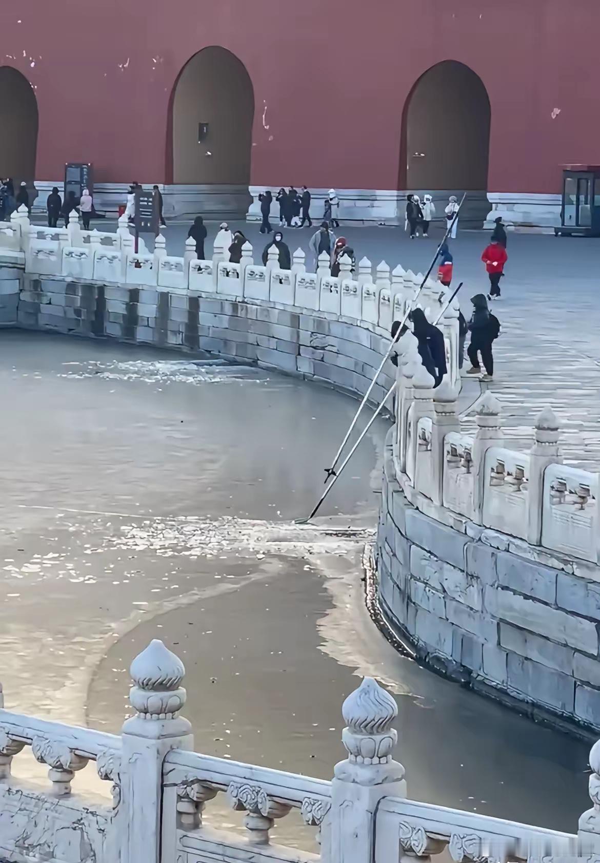 一到冬天，故宫金水河的水开始慢慢结冰，这时候工作人员就会拿着一根钢签，不停的往冰