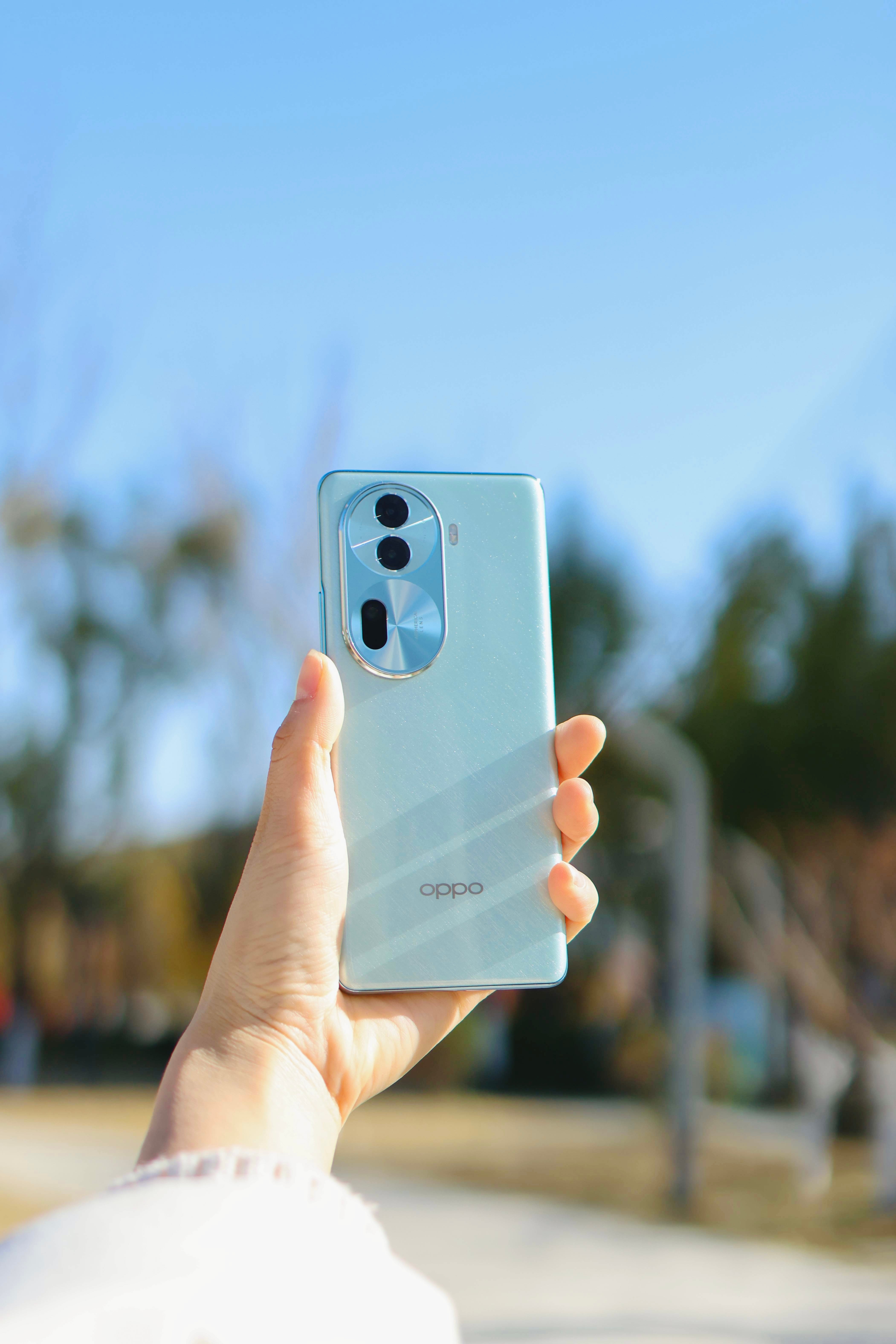 OPPO Reno11 的 120Hz 高刷屏 + 2160Hz 护眼调光很加分