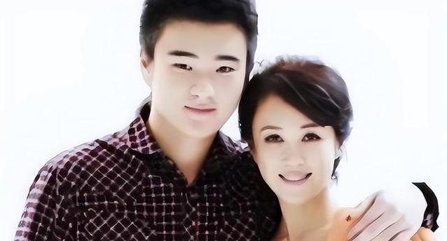 59岁的傅艺伟站在北京公墓里，亲手把儿子的骨灰盒放进墓穴，旁边站着她离异多年的前