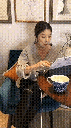 歌手陈慧琳听自己的歌15秒，随后被提示需开通会员请缴费，她吃惊的瞪大眼睛:这怎么