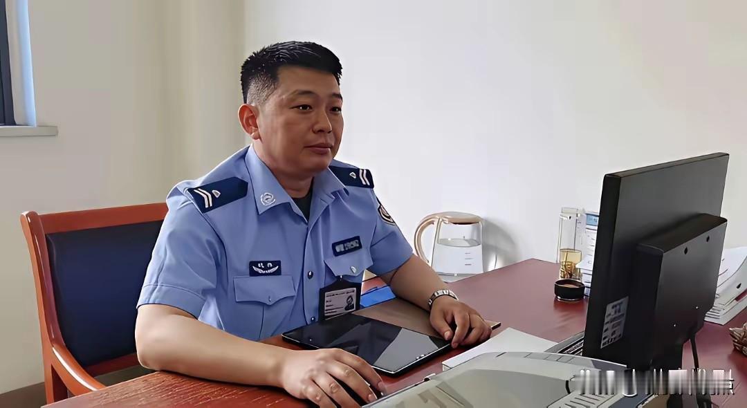 芜湖弋江区大学城周边，学生小张被一辆高档轿车拦下。车内男子以问路搭话，随后称没带