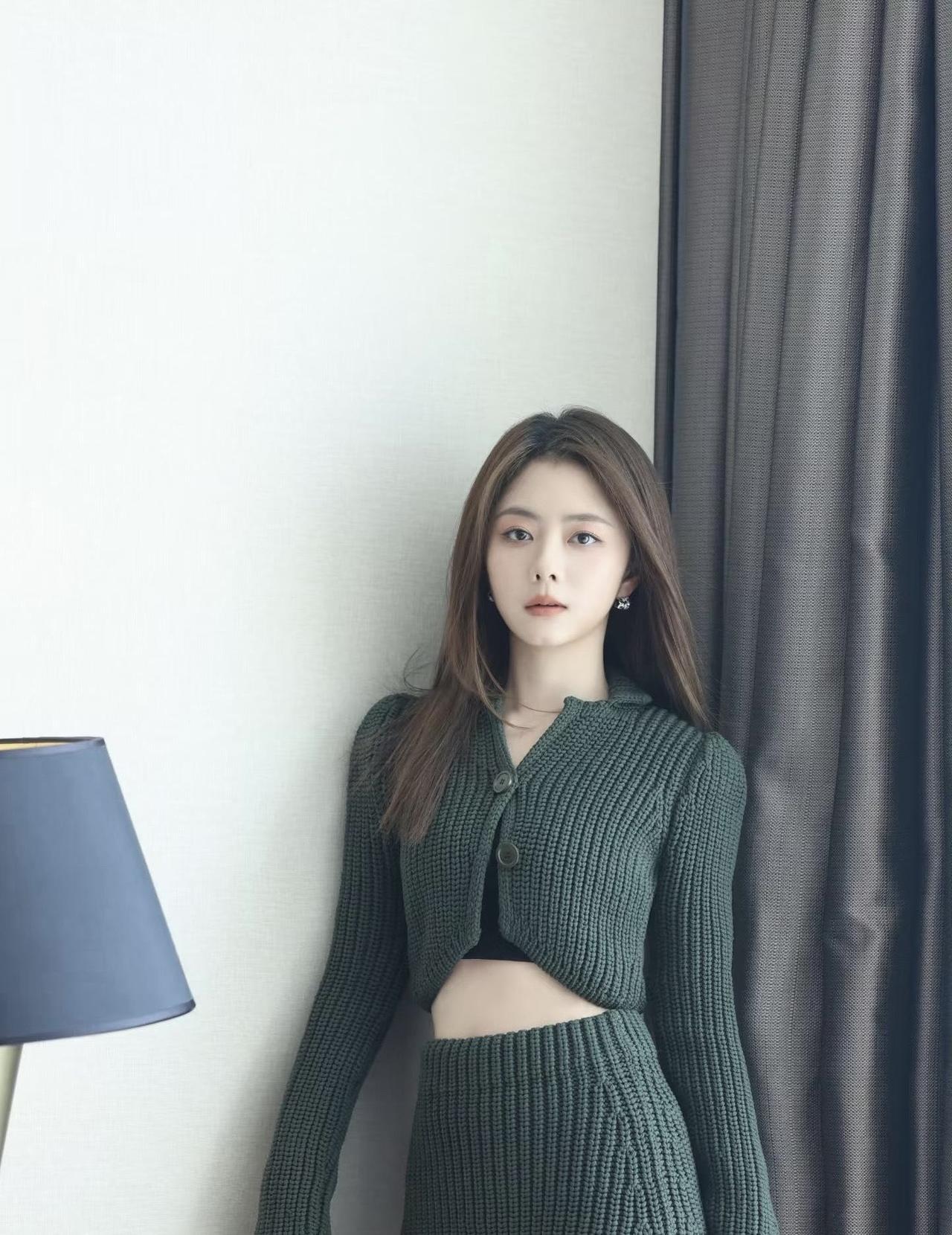 毛衣控必看，这款深绿色太吸睛了