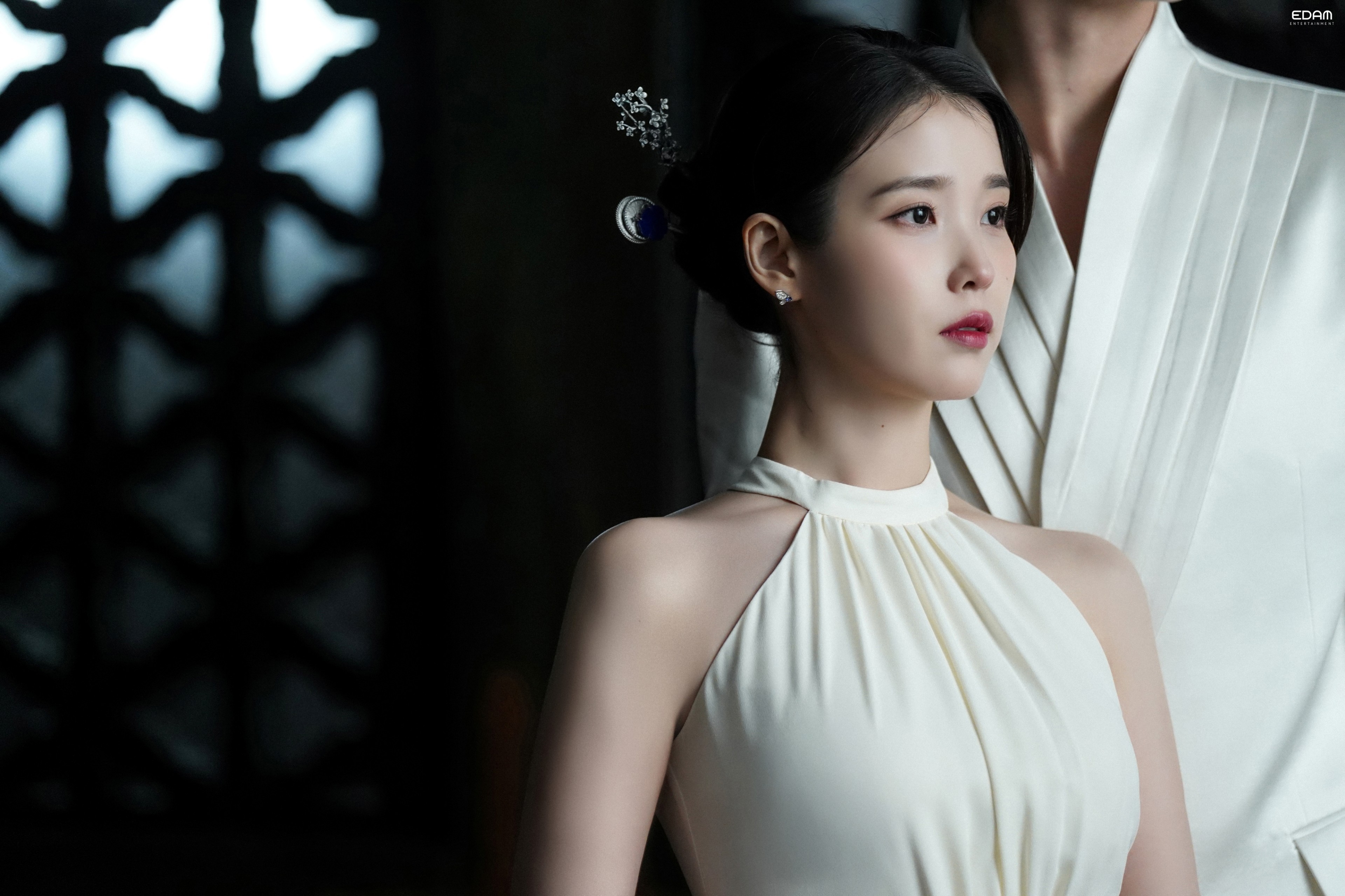 260402 IU官方更新《21世纪大君夫人》海报拍摄花絮图Part.1 