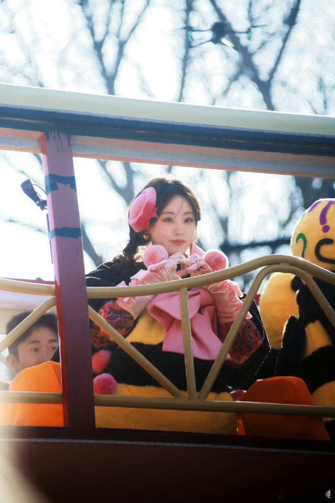 祝绪丹跳起舞来duangduang的祝绪丹穿着蜜蜂服跳舞，那模样简直绝绝子。身体