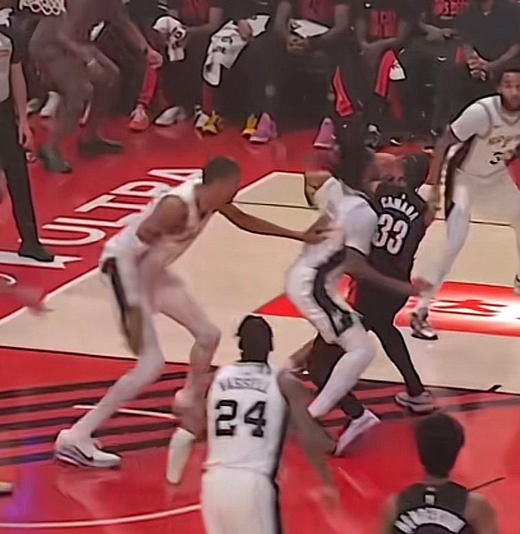 卡斯尔：怎么感觉背后有一股神秘力量马刺