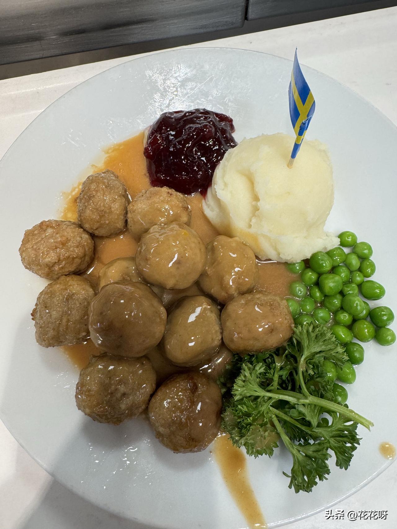 今天去宜家到那就要中午了，先吃饭吧，宜家里面就有自助餐，有糕点，烤串，还有咖啡饮