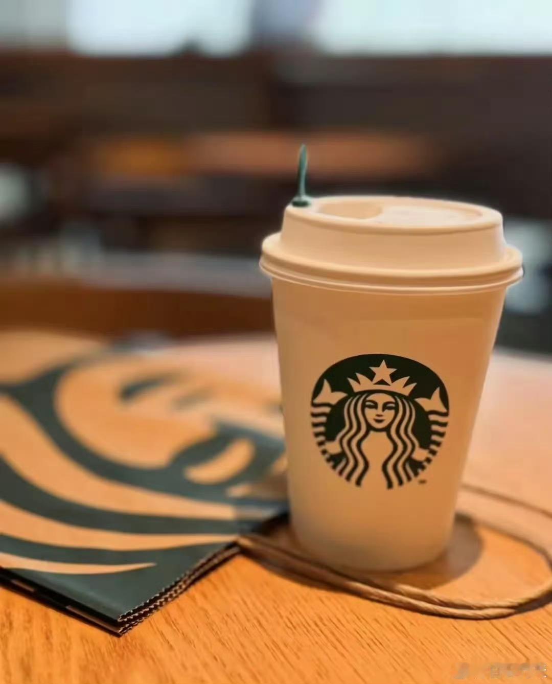 ​生活，
​就像一杯没加糖的咖啡，
​苦，是常态，
​但喝久了，
​反而能品出醇