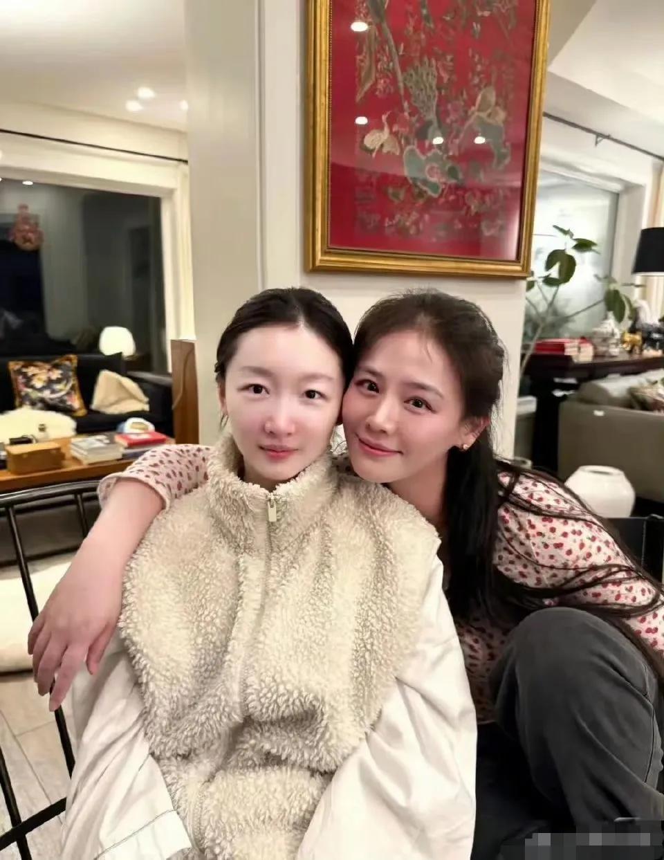 许久未露面的马思纯出镜，一直都觉得这女孩清纯又漂亮，颇有韩星孙艺珍之感，就是不明