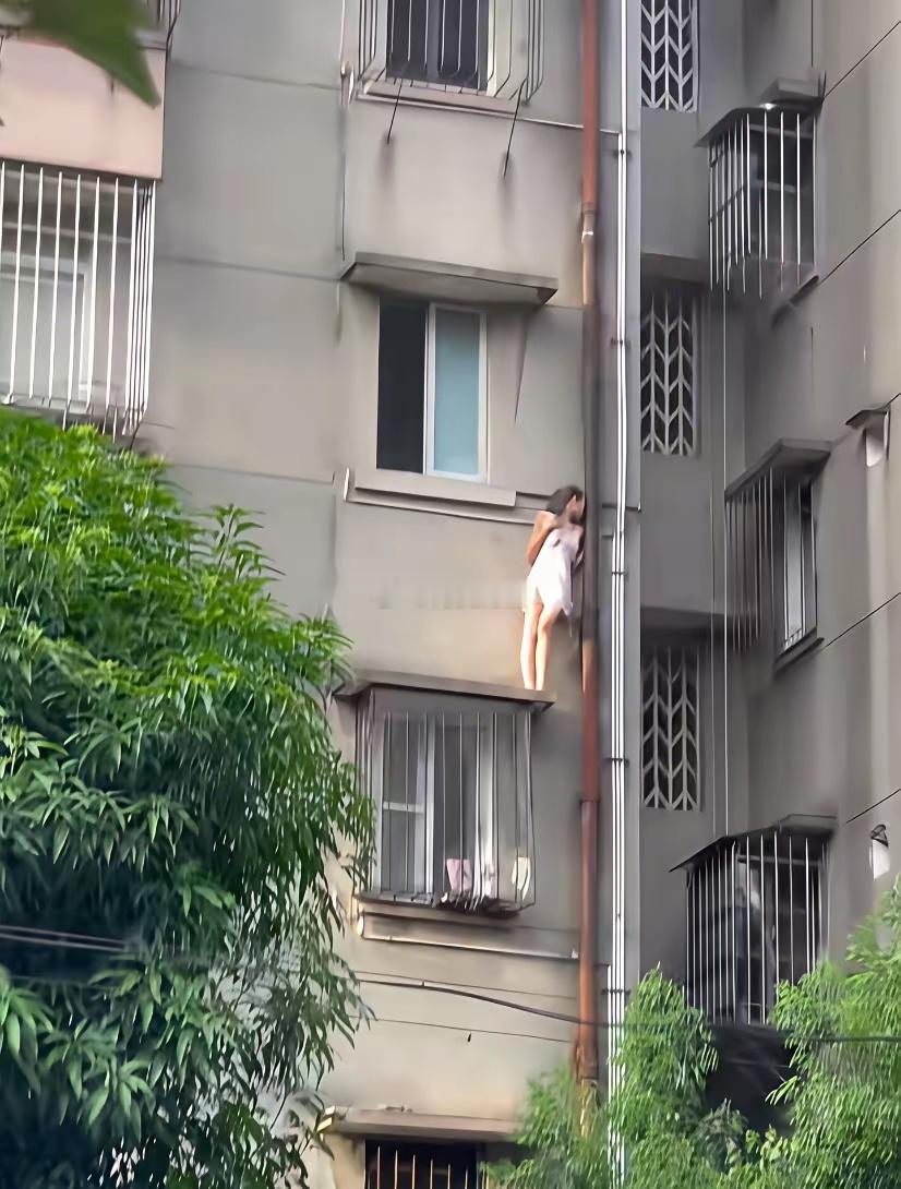 对面小区这个美女、在装修空调？ 