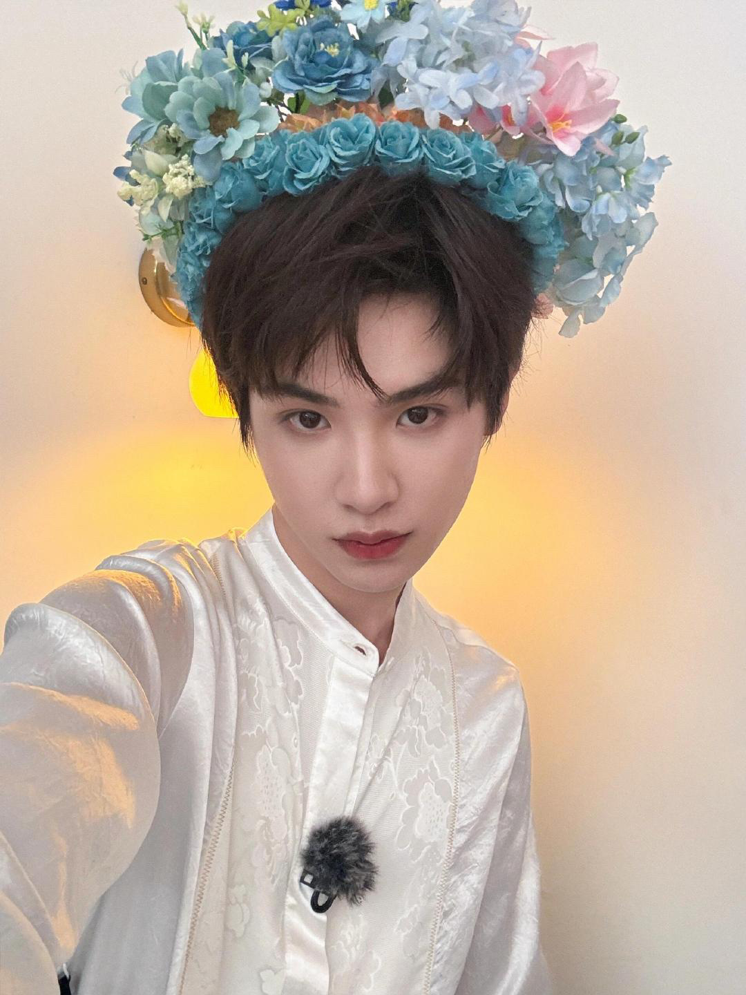 #黄明昊终于簪花了# 小贾你美[爱慕]！中式美适配度🈵，鲜花➕少年，美貌超惊艳