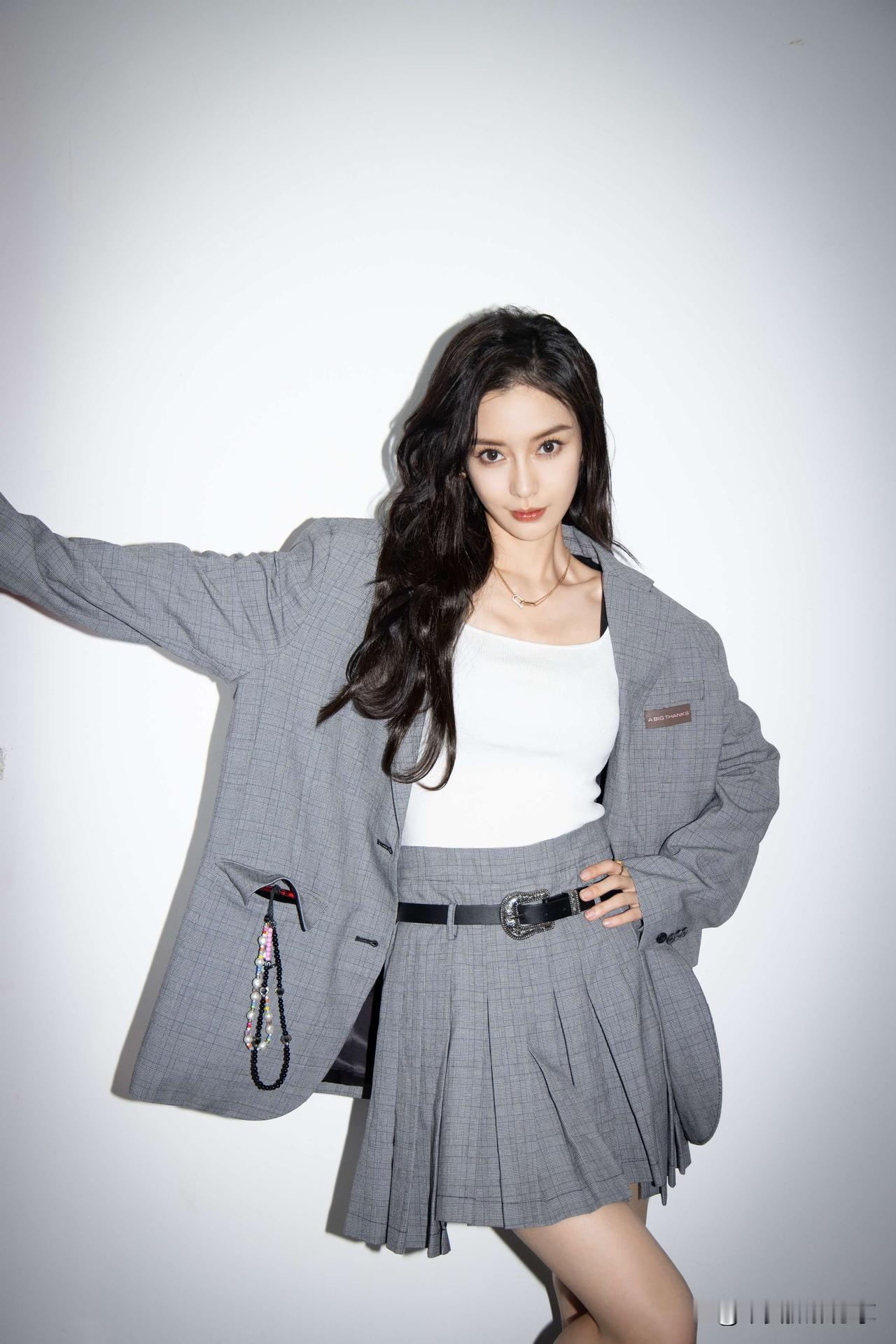 杨颖
怎样穿搭知性又显身材? 白鹿美图图片 上联：饮酒挥毫书壮志；白云邀对。 发