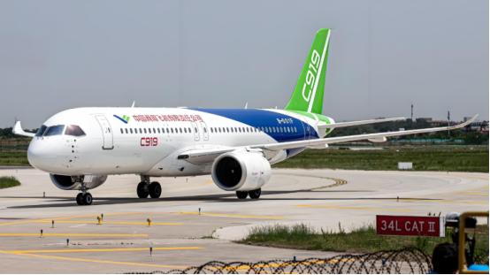 航空燃油时代要翻篇了？中国商飞纯电客机实机登场，机翼上那排“小风扇”绝非装饰，而