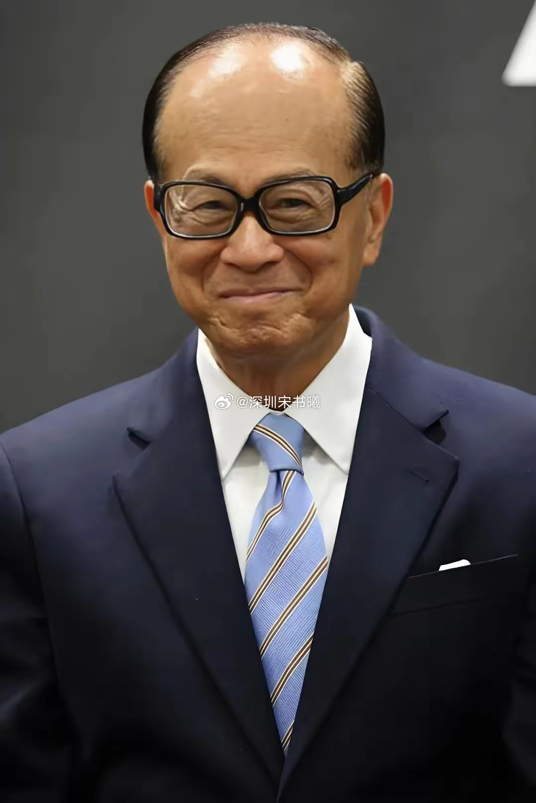 姜还是老的辣，1999年拿的地，2025年降价卖还血赚！​1999年，李嘉诚在东