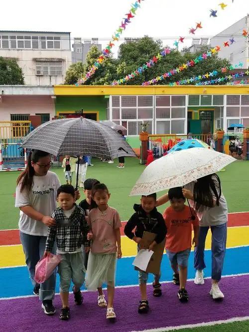 “最近天天下雨，辰辰没有闹着不肯去幼儿园吧？”

“就是天上下刀子，也阻挡不了辰