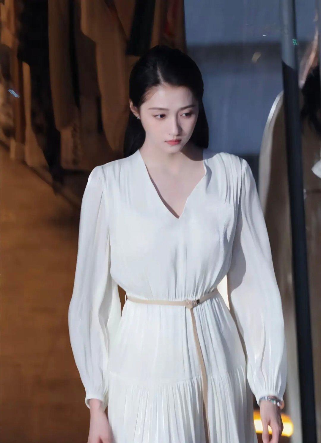 关晓彤一身纯白连衣裙，一种干净又纯粹的白月光气，妥妥的校园女主既视感 
