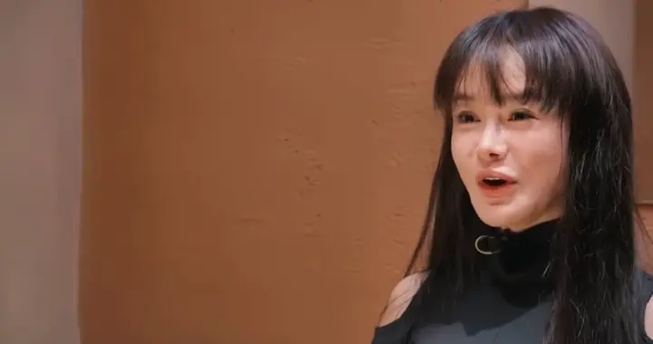邹市明和冉莹颖去民政局办理离婚，邹市明刻意带消磁身份证，并解释称：“敌进我退，敌退我进” ；两人因婚
