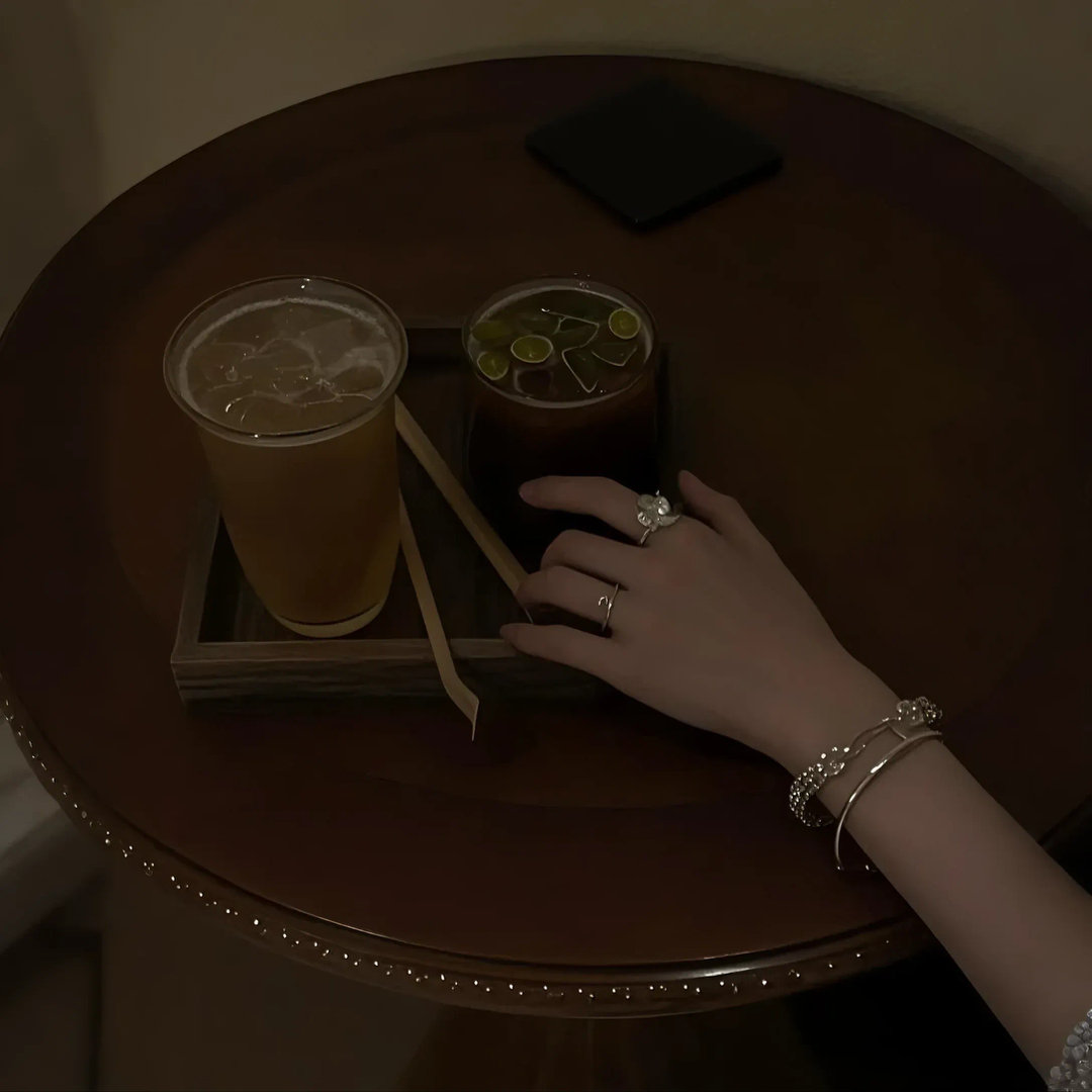 𝔹𝕖 𝕥𝕣𝕦𝕖 你说我们步伐一致 始终同频 也包括现在默契的都不说话