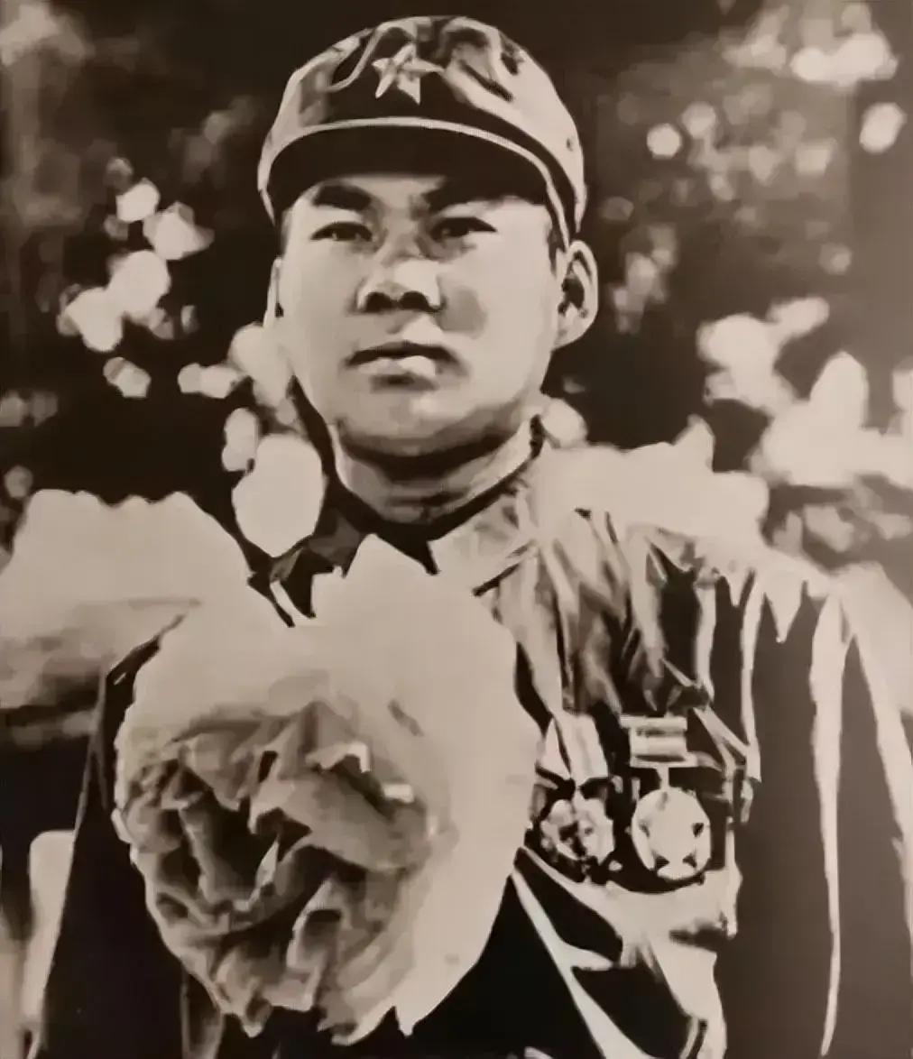 1979年，我军士兵在巡逻途中，偶然碰到一个手脚腐烂的人，那人死死抱住300发子