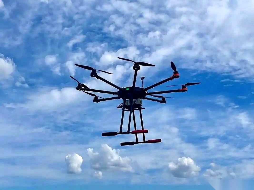 那个在广东中山把无人机飞上8000米高空的人，盯着屏幕上疯狂跳动的数字时，估计心