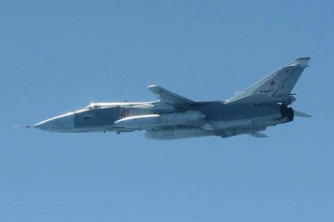 俄空天军一架Su-24MR侦察机在波罗的海上空飞行，因为接近瑞典空域，瑞典空军出