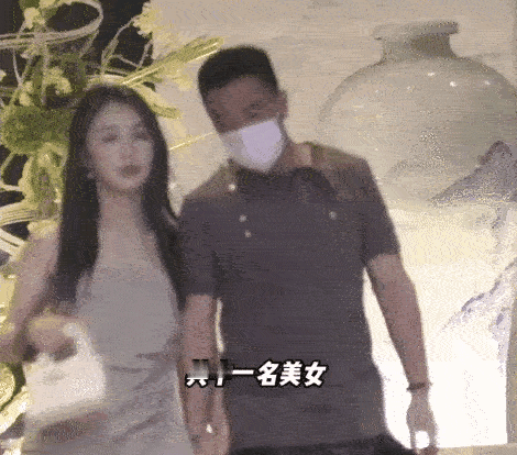 杨坤这波操作，妥妥是在官宣恋情了！面对狗仔的镜头，他毫不避讳，大方地牵着身旁女孩