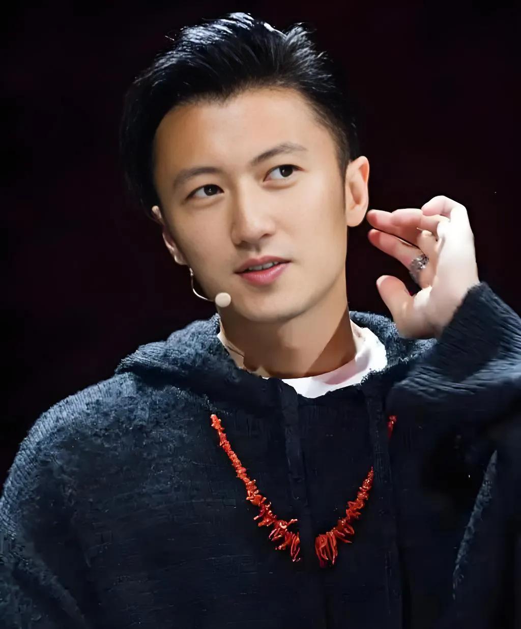 谢霆锋简直是娱乐圈“全能怪咖”！颜值巅峰时，那脸蛋能直接去当“花瓶”，可他偏不，