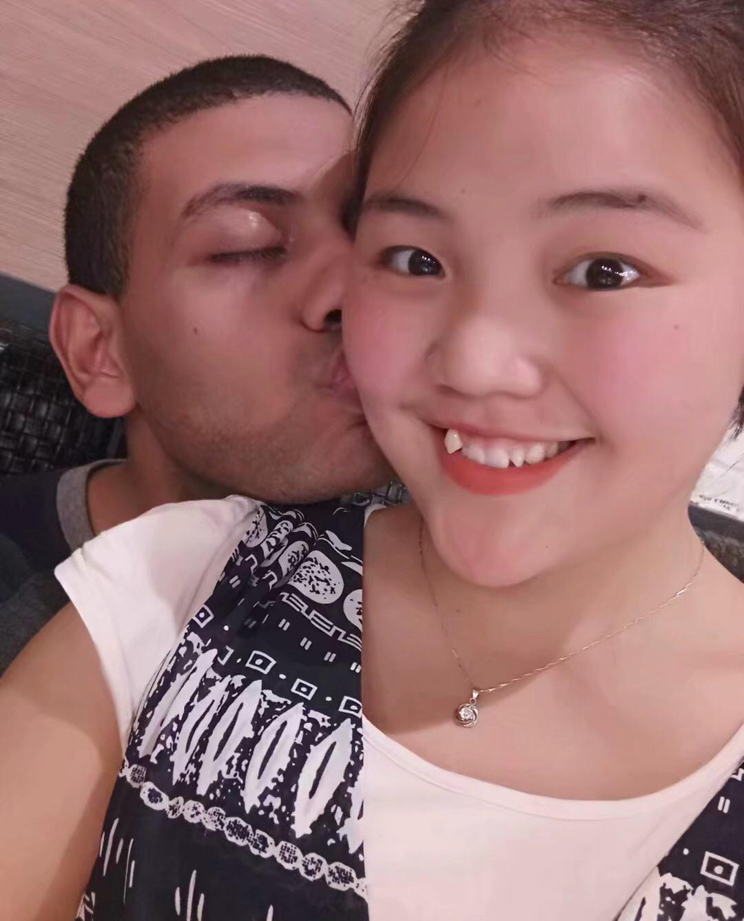 中国女人为什么喜欢黑人这个问题其实完全扯淡，大部分的中国女人都不会喜欢黑人的，肤