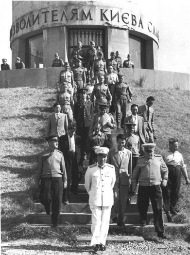 1961年，李达(前中)在苏联访问时，与驻基辅苏军官兵在一起