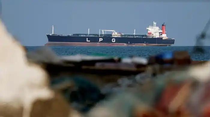 霍尔木兹海峡彻底停航，一艘船都过不去，一向嚣张的美国，这次是真慌了，跟个没头苍蝇