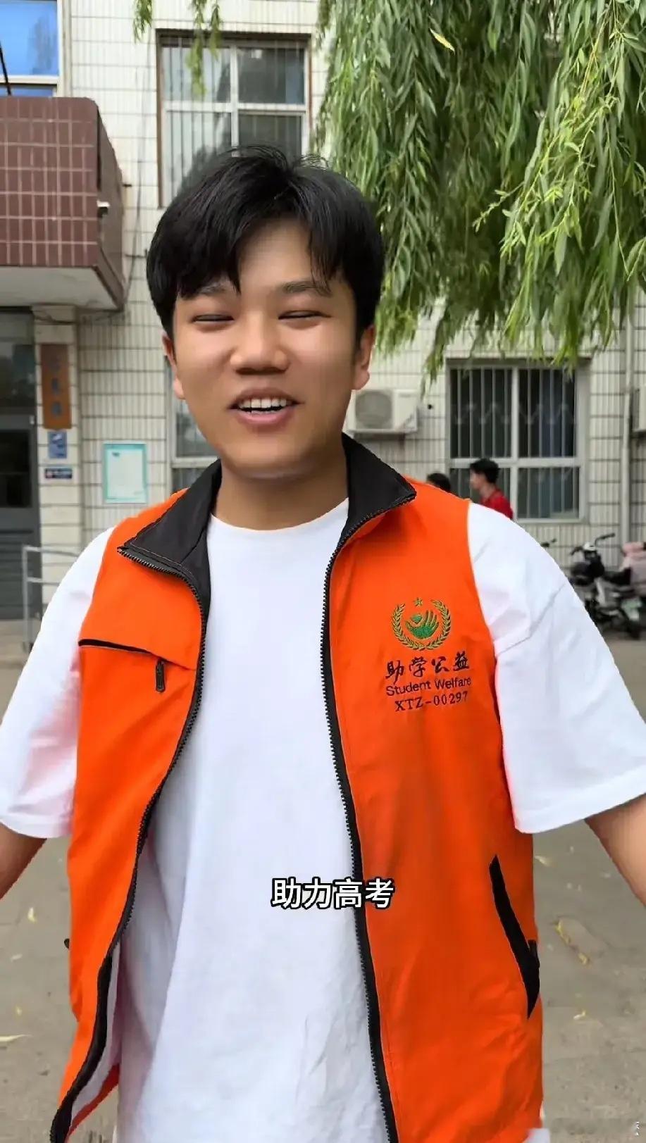 高考 解清帅给高考生送水，网友不买账：“现在谁缺水？想用水洗白吗？”更有人直言，