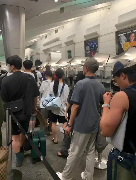 一个欧洲人来到中国，用 3000 欧元换了 25000 人民币。他在中国尽情玩乐