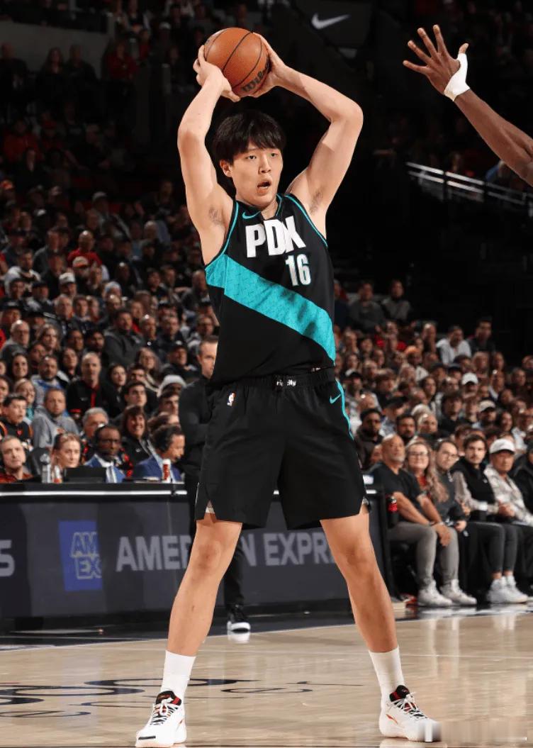11月19日 NBA常规赛，开拓者110-127不敌太阳。开拓者球员杨瀚森出战1