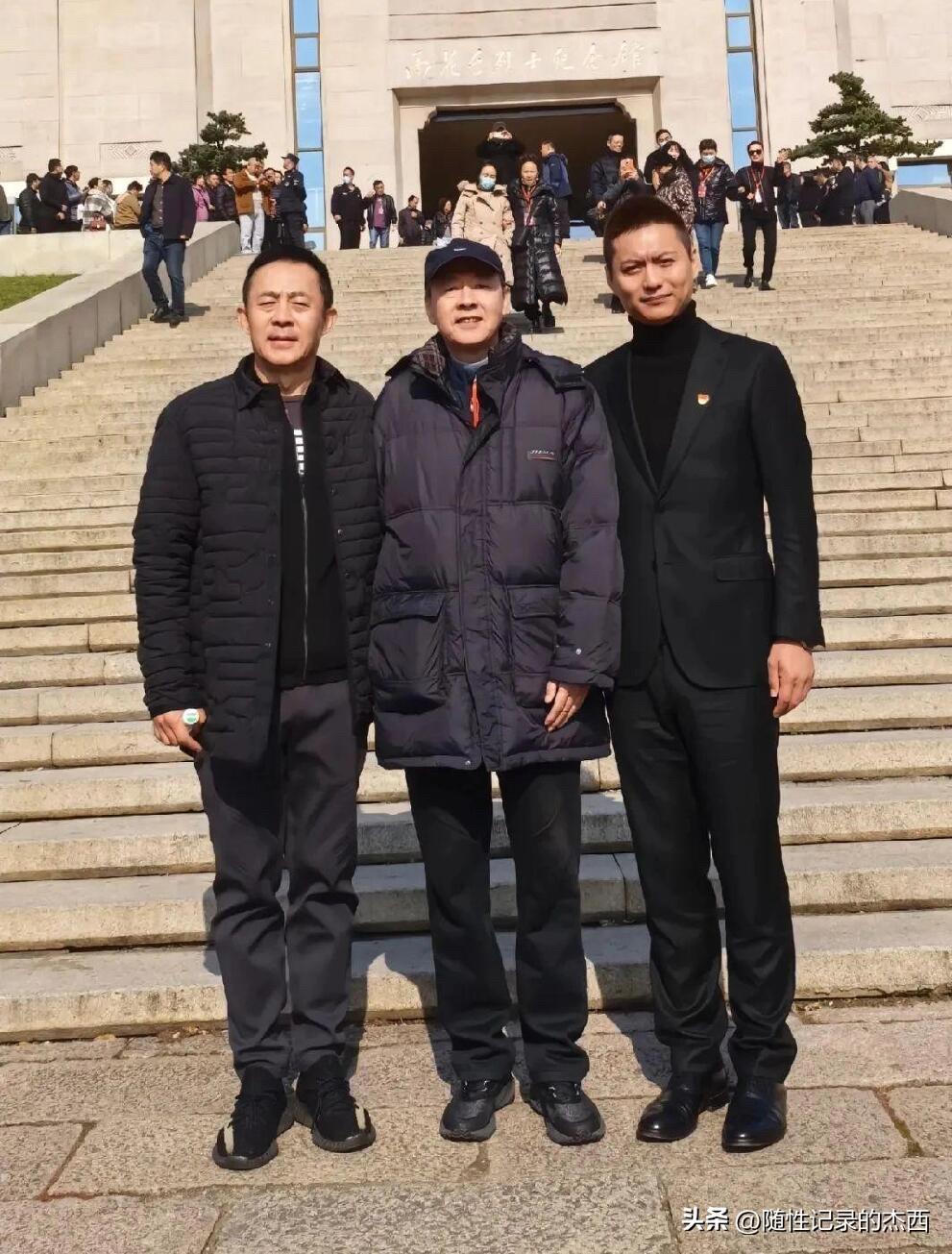 三位男明星早年一起去参加活动时的一张合影，表演艺术家侯天来长相平平，演技却十分了