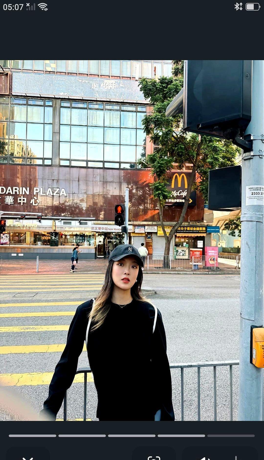 场上他撕裂防守，场下她融化疲惫。
每天5小时负重训练，肌肉记忆每个突破动作，顶薪