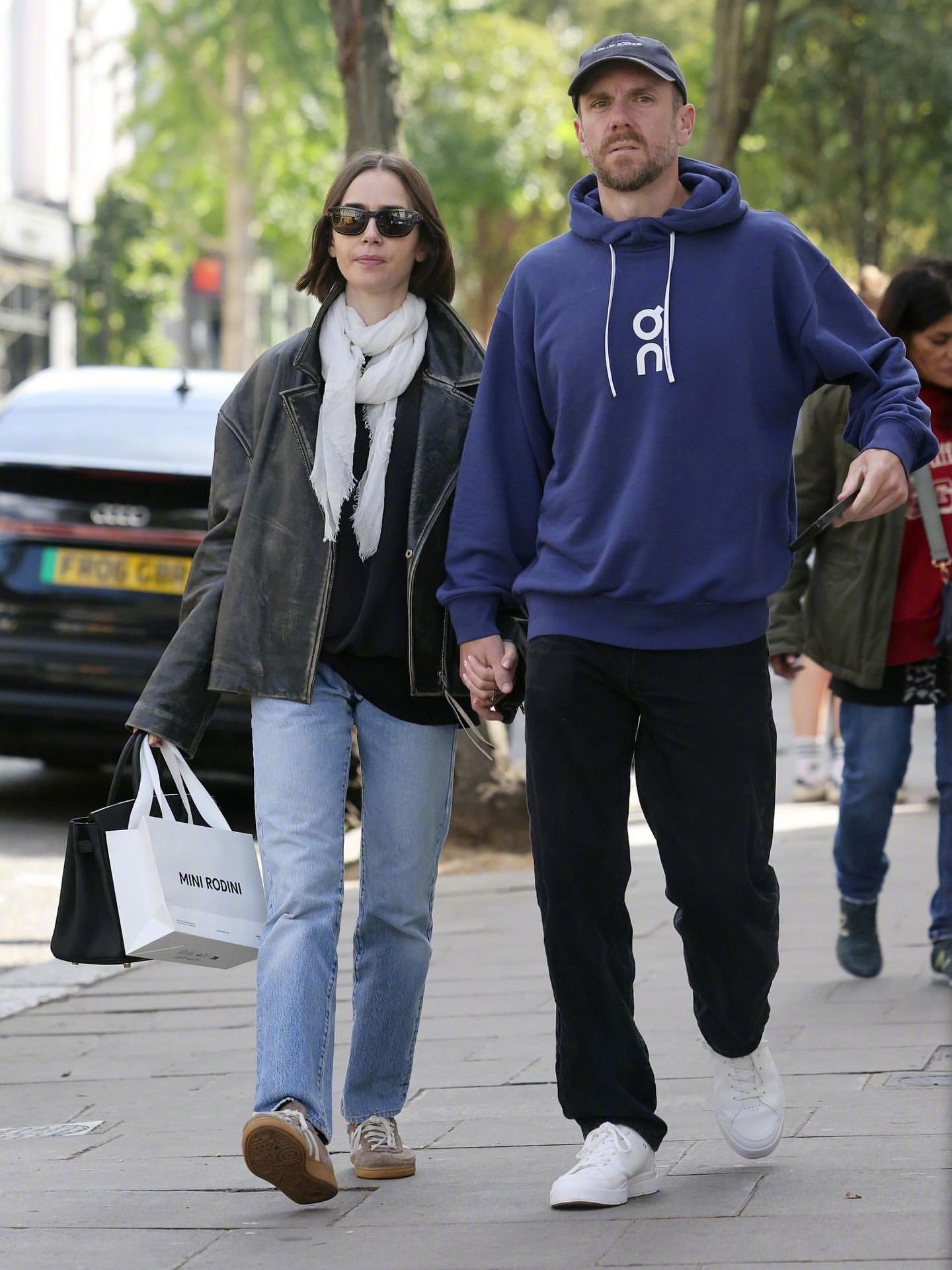Lily Collins 和丈夫 Charlie McDowell 现身伦敦外出