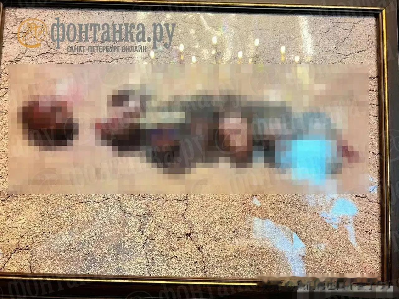 
昨天俄罗斯媒体公布了安全部队搜查普里戈任豪宅和办公室的影像，其中有一幅被裱起来