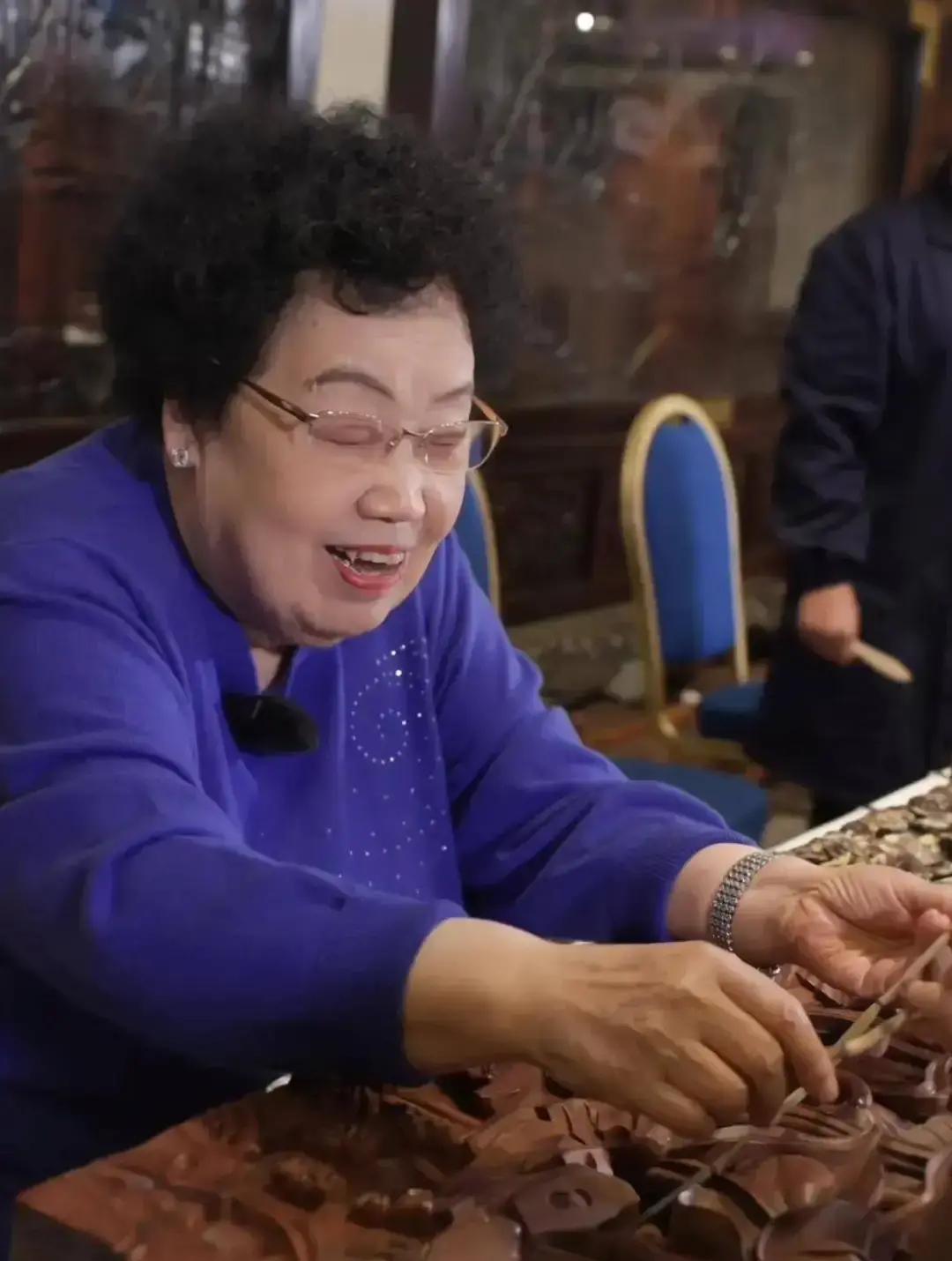 陈丽华蹲在顺义早市的泥地上挑西红柿，碎花裙边沾了泥，摊主喊她“大姐，便宜你三毛”