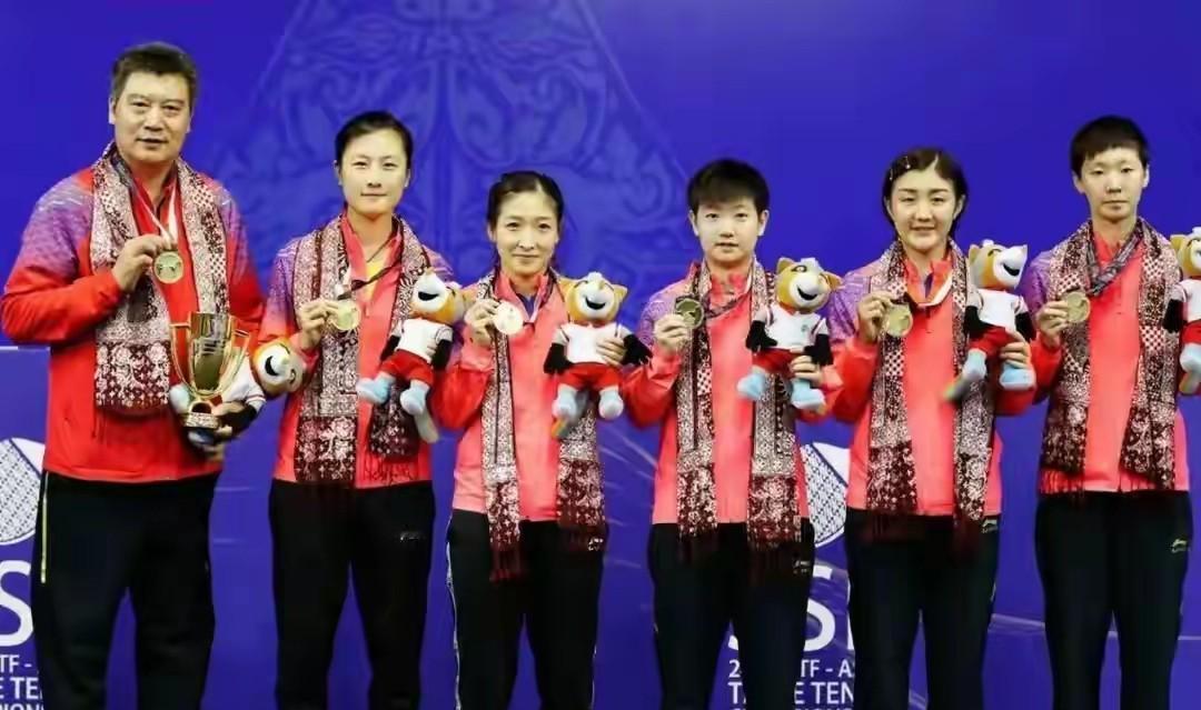 在竞技体育的高压赛场，年轻选手的成长往往与关键战役紧密相连2019年世界杯女团决