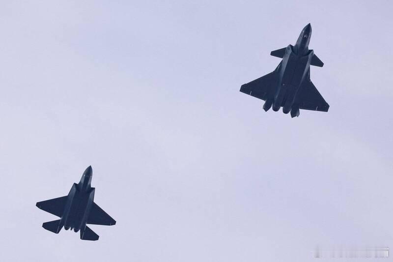俄军机进入韩国防空识别区 韩军紧急升空战机应对海外新鲜事 韩国26日表示，俄罗斯