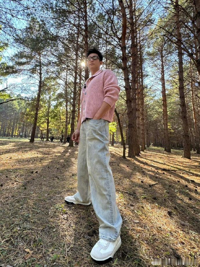 黄景瑜迷之自拍角度黄景瑜晒明川有知夏杀青照杀青快乐我的哥，剧里造型好戳我，就是自