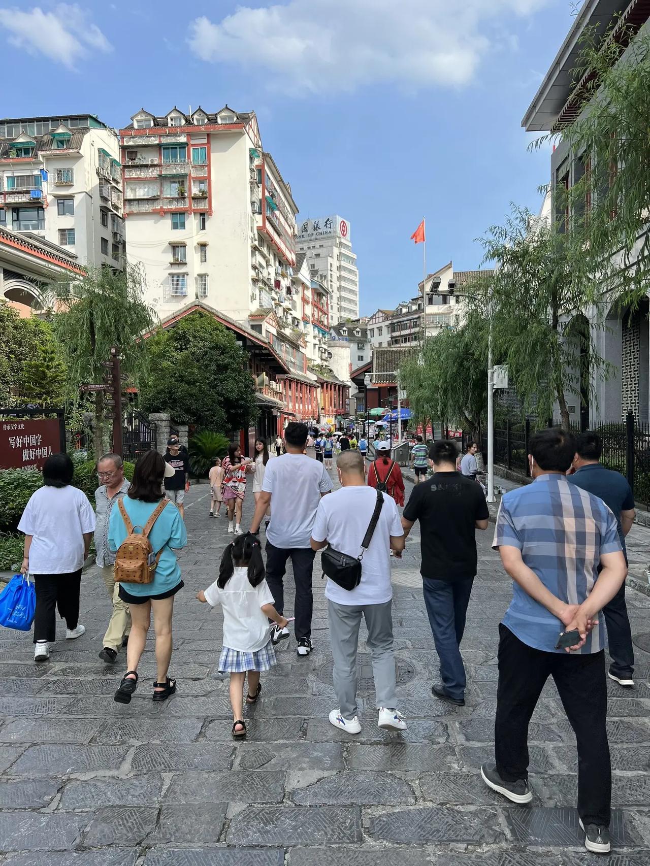 于海青：为何说遵义处处透露着红色气息？ 到了遵义，首先你会感觉这个地方的小吃很有