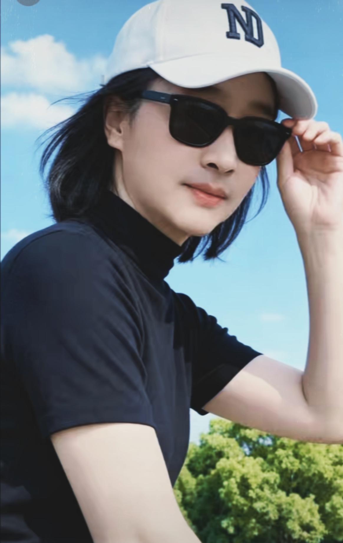 沁园春•俊彦青云
 
词林正韵第七部
文//熏墨
绝代风姿，俊朗青云，气度不凡。