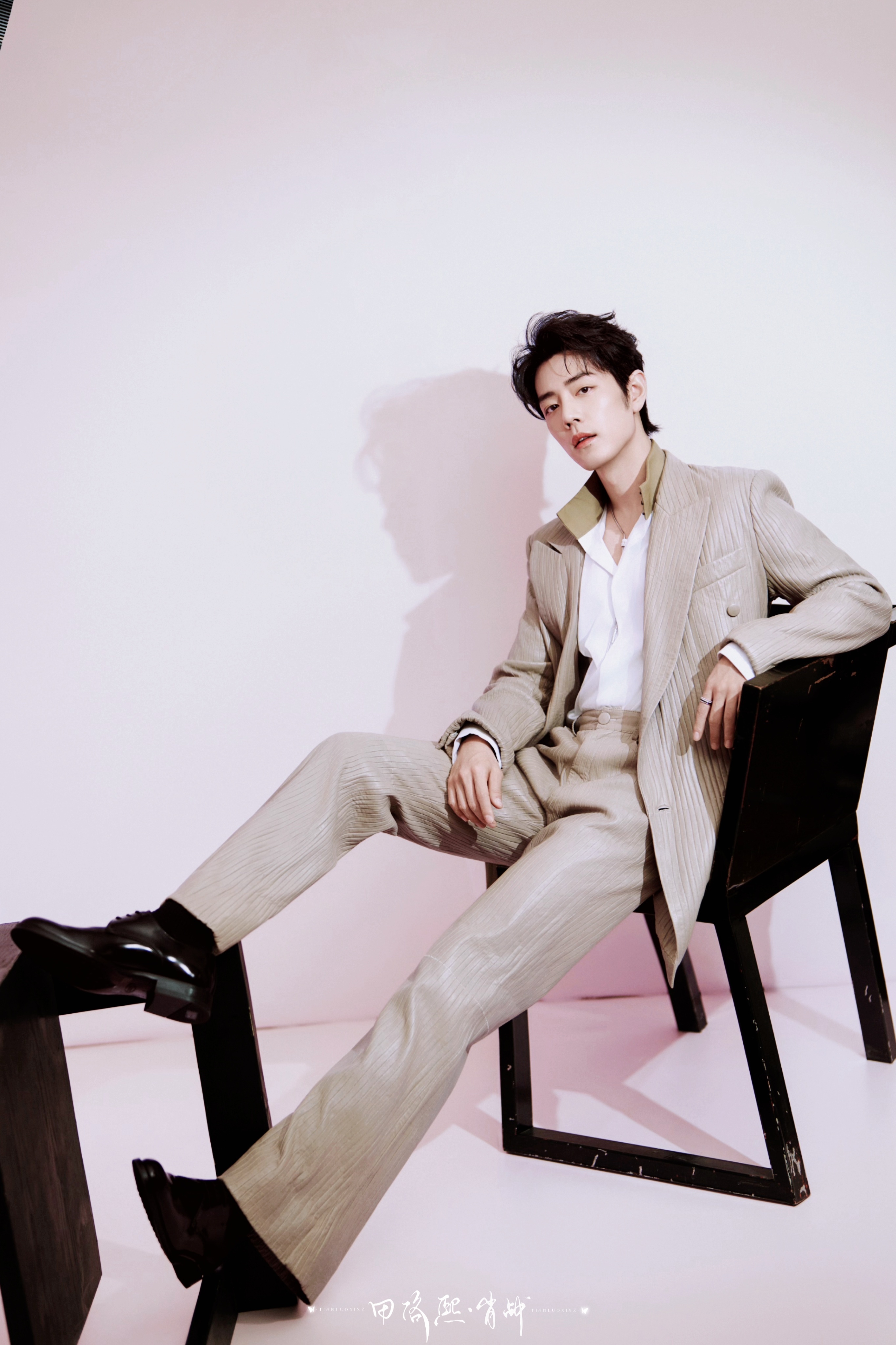 我在桃花瓣上写你的名字，风一吹，整个春天都念你。青岛已经进入肖战频道◎肖战十日终