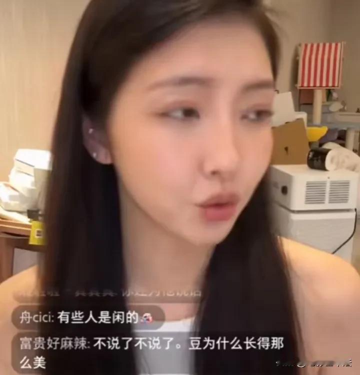 王思聪前女友豆得儿真是个活的坦荡的女孩，她力挺前男友王思聪不是同性恋的同时，还发