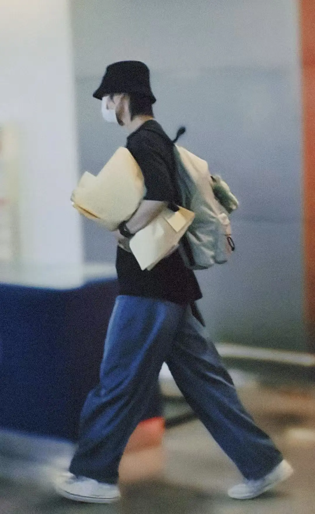 单手抱花少年感爆棚。