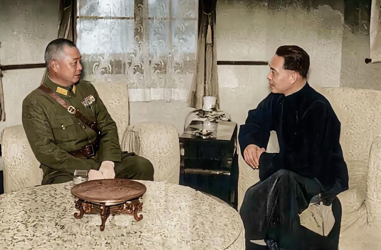 这是1943年，投降后的吴化文穿着汪伪政权授予的中将军衔军装和汉奸汪精卫在南京的